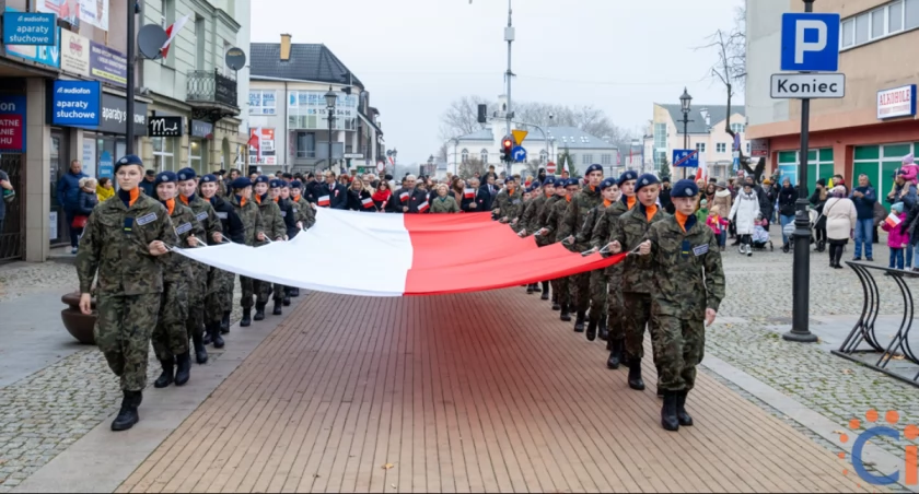 Korowód z Biało-Czerwoną i patriotyczny koncert w Ciechanowie [zdjęcia/wideo]