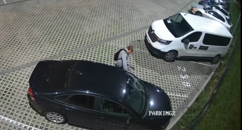 Uszkodził zaparkowane auta. Szuka go policja [wideo]