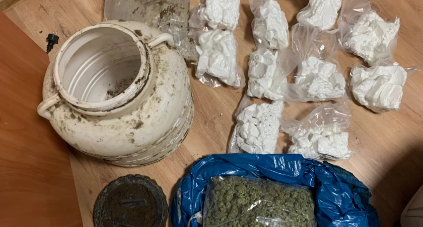 Narkotyki w sklepie i zakopanej beczce. Przejęto 12 kg, zatrzymani dilerzy i kurierzy narkotykowi [wideo/zdjęcia]