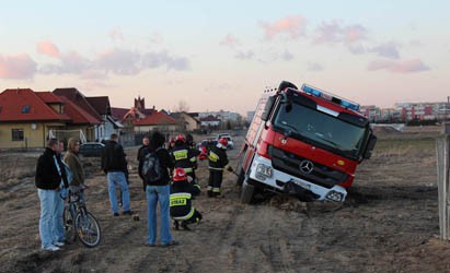 Pożar, jeden poszkodowany i zakopany wóz strażacki