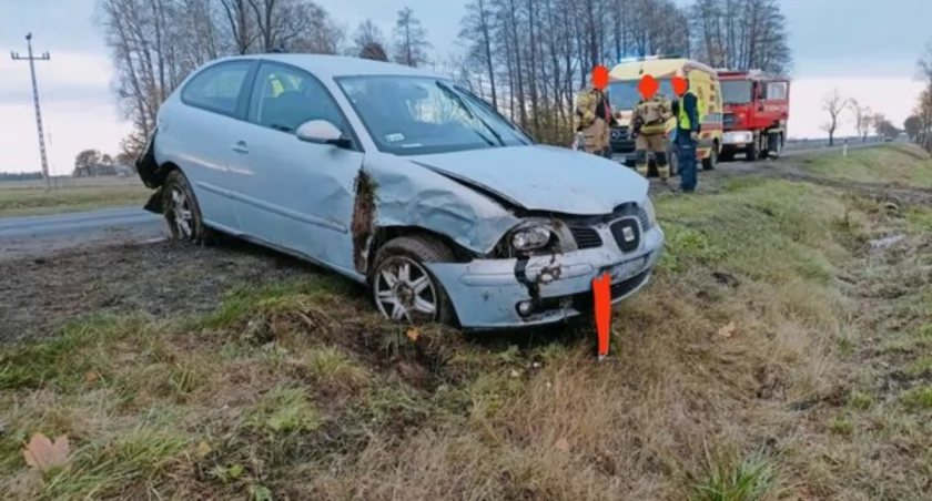 Seat wywrócił się w rowie [zdjęcia]