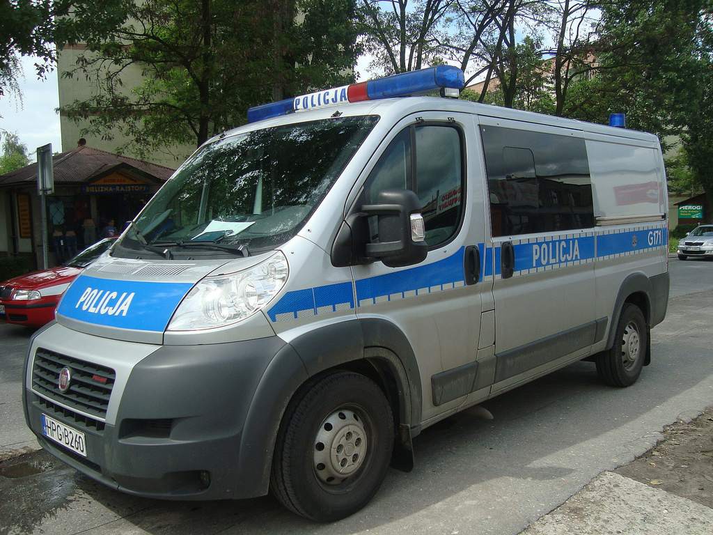 Ciechanów: Na Gostkowskiej okradli i uszkodzili samochód