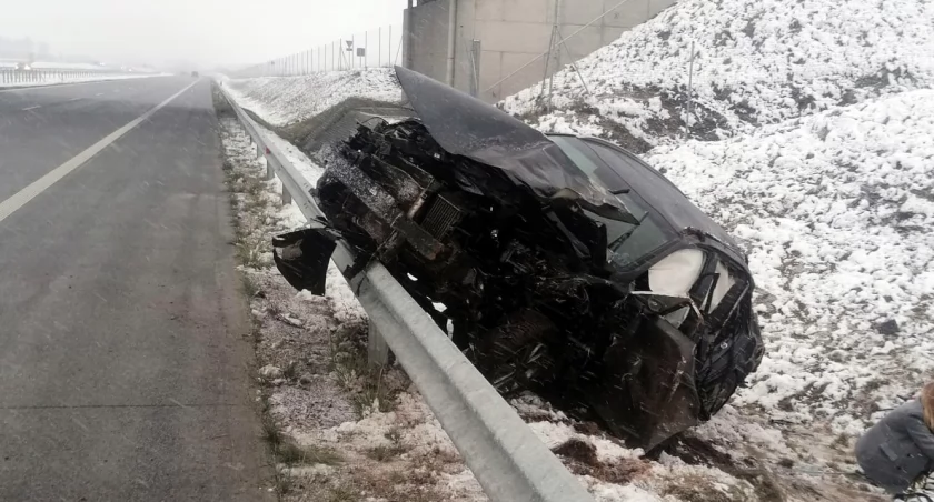 Dachował i zatrzymał się na barierze. Dwoje dzieci trafiło do szpitala