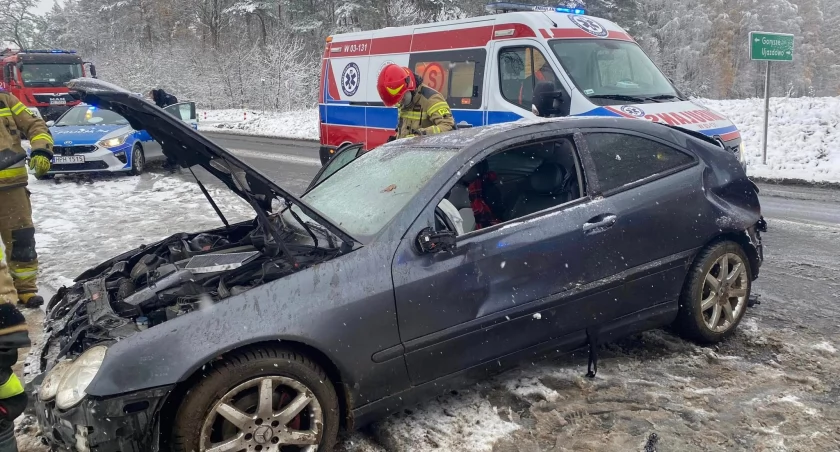Pod Ciechanowem dachował mercedes [zdjęcia]