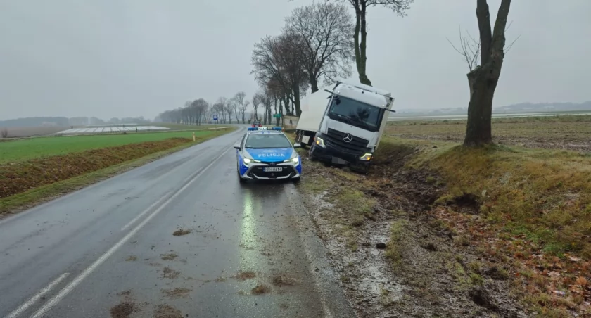 Ślisko na drogach w regionie. Wyciągają z rowu ciężarówkę, ucierpiała kierująca osobówką [zdjęcia]