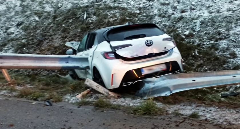O krok od tragedii. Po uderzeniu metalowa bariera wbiła się w auto [zdjęcia]