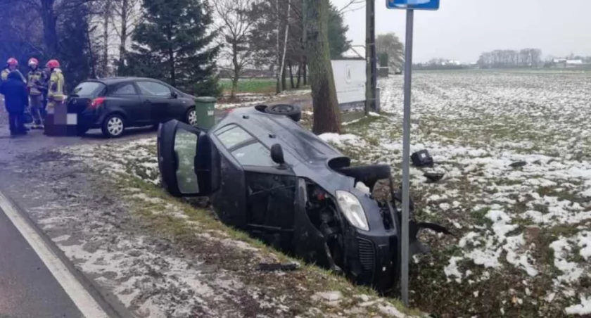 [AKTUALIZACJA] Zderzenie pojazdów i dachowanie osobówki w Ciechanowie