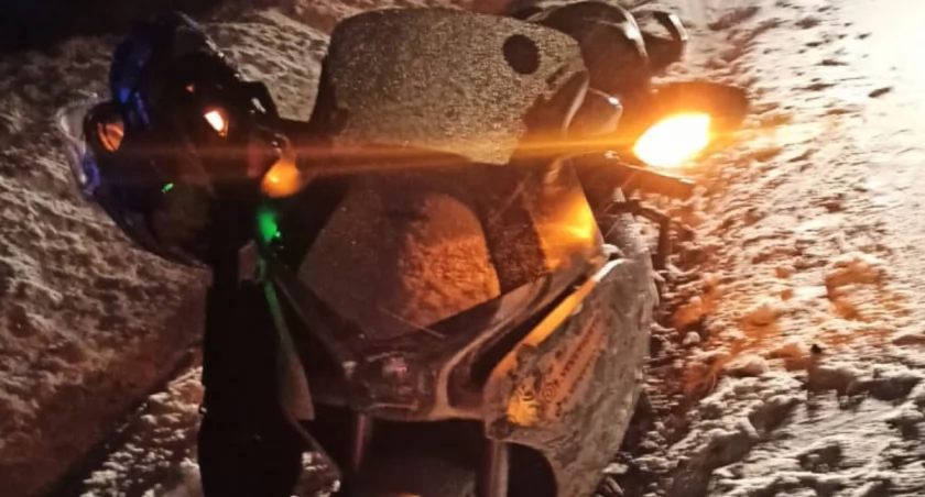 Śnieżyca zaskoczyła motocyklistę