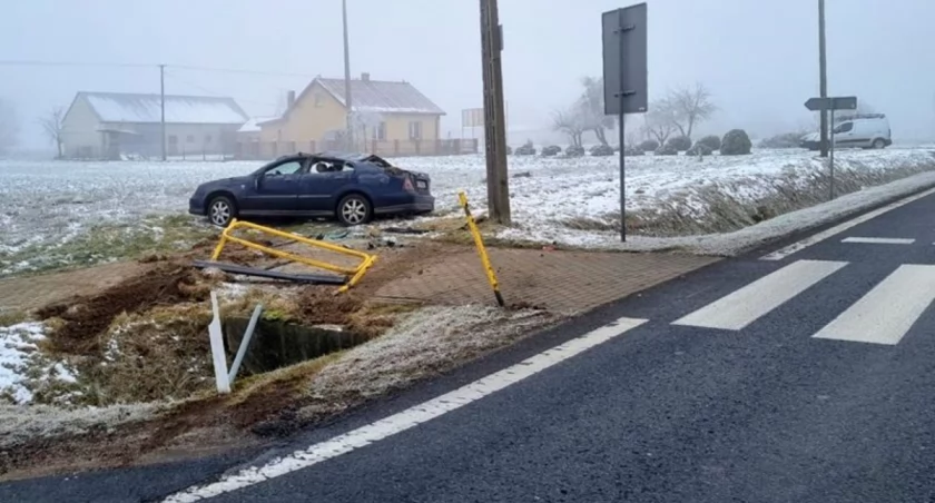 Uderzył w przepust drogowy i dachował