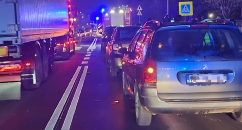 Karambol pod Ciechanowem. Zderzyły się cztery osobówki