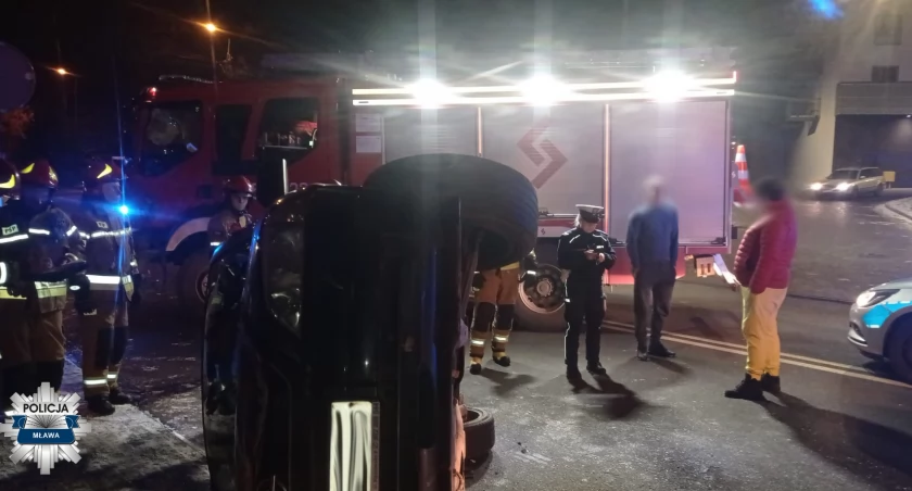 Pędził przy wiadukcie. Uderzył w krawężnik, auto wywróciło się na bok [zdjęcia]