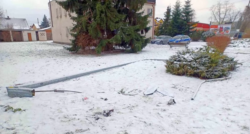 W Glinojecku mogło dojść do tragedii. Pijany wjechał autem na chodnik, ściął znaki, barierki i latarnię