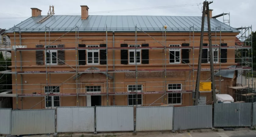Cztery firmy chcą dokończyć przebudowę budynku przy ul. Fabrycznej