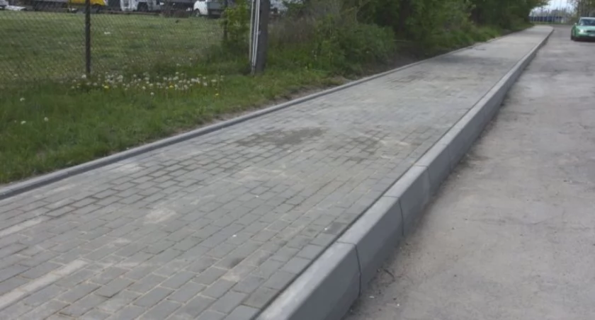 Zabiegali o chodnik przy drodze powiatu ciechanowskiego. Jest odpowiedź