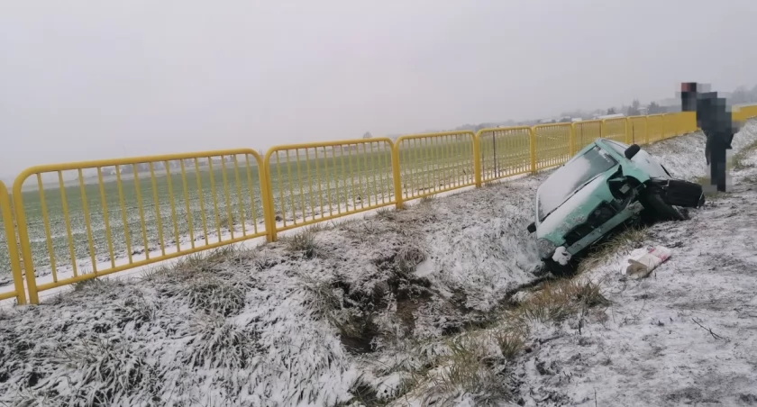 Z ostatniej chwili: Osobówka w rowie. Ciechanowska policja apeluje o ostrożność na drogach