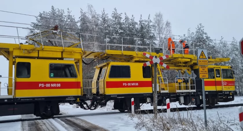 AKTUALIZACJA: Paraliż na kolei. Przywracany jest ruch pociągów na linii Ciechanów-Warszawa