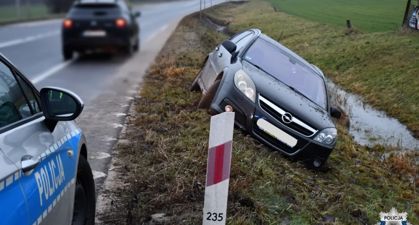 Wjechał do rowu i porzucił auto. Gdy wrócił, czekała na niego policja [zdjęcia]