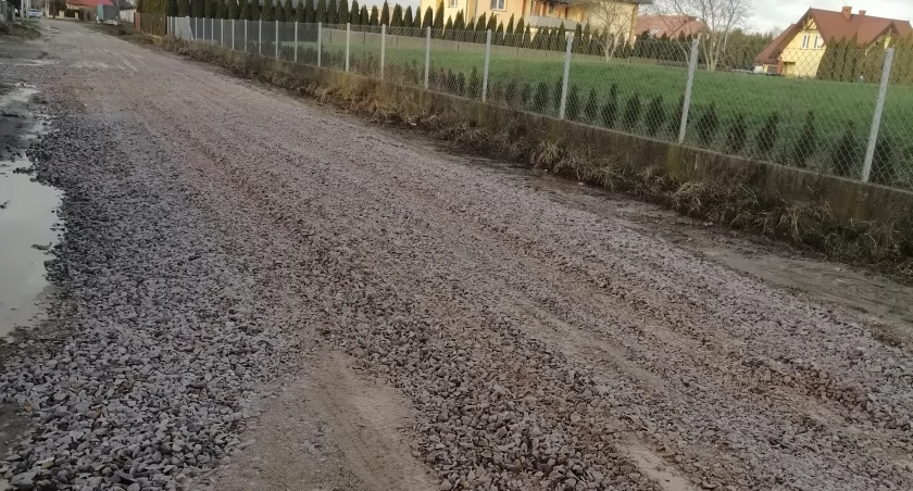 Śladem naszych publikacji: Poprawili stan drogi, planów przebudowy nie ma [zdjęcia]