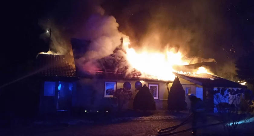 Pożar wielorodzinnego domu. Cztery rodziny bez dachu nad głową [zdjęcia]