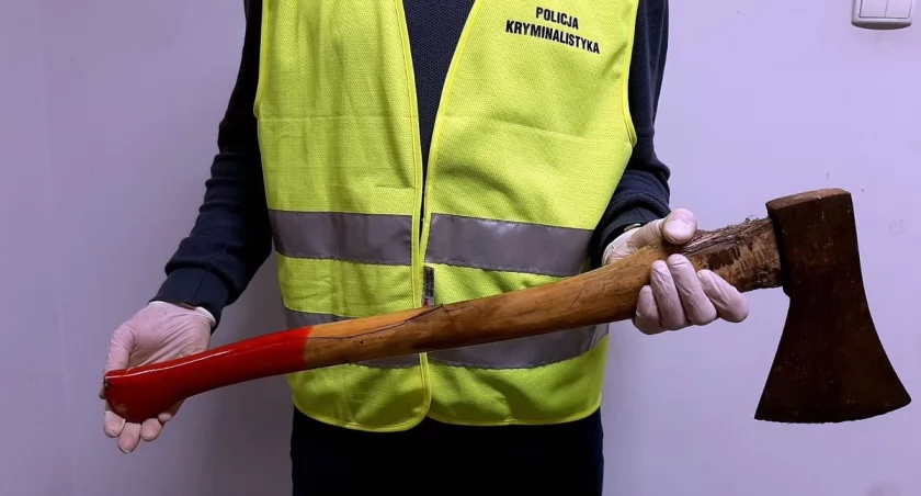 Uderzał go siekierą w głowę. 27-latek zatrzymany w Ciechanowie za usiłowanie zabójstwa