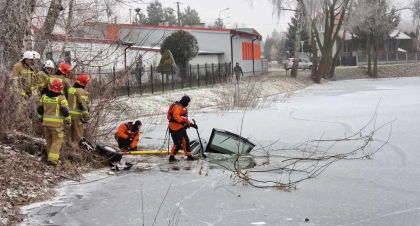 Mogło dojść do tragedii. Mercedes wpadł do zamarzniętego stawu [zdjęcia]