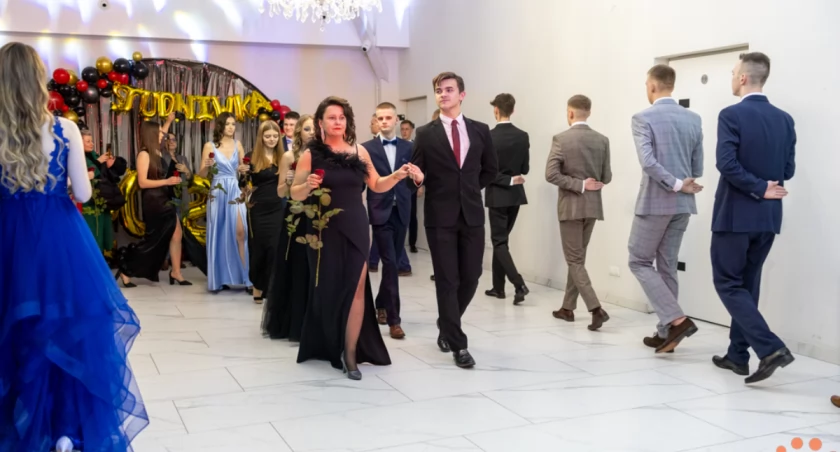 Maturzyści Feniksa bawili się na studniówce [foto/wideo]