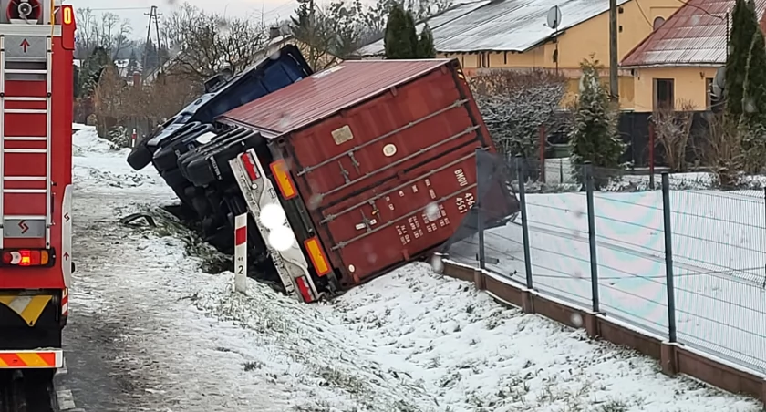 AKTUALIZACJA: Ciechanowianin wjechał ciężarówką do rowu. Droga będzie zablokowana [zdjęcia]