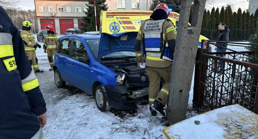 Wpadła w poślizg i uderzyła w słup. Kolejne groźne zdarzenie drogowe w powiecie ciechanowskim [zdjęcia]