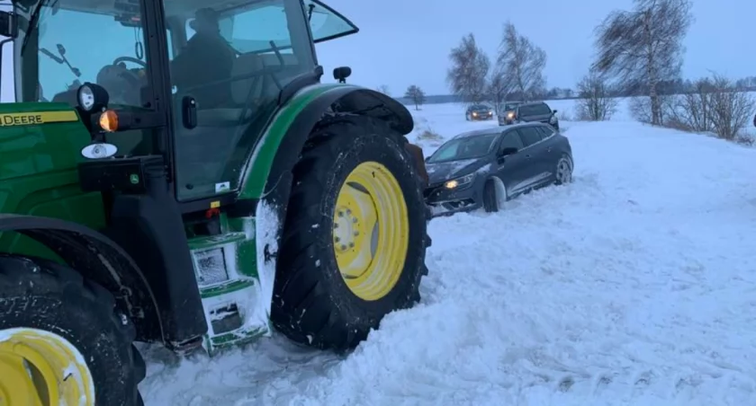 Zamiecie i zawieje śnieżne w powiecie ciechanowskim. W wielu miejscach drogi są nieprzejezdne [zdjęcia]