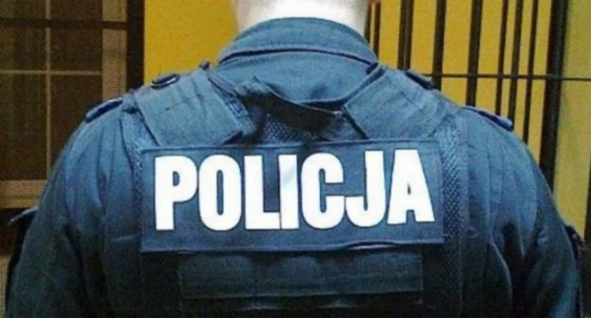 Niebezpiecznie pod Ciechanowem. Groził policjantowi pozbawieniem życia, wcześniej uszkodził dwa samochody