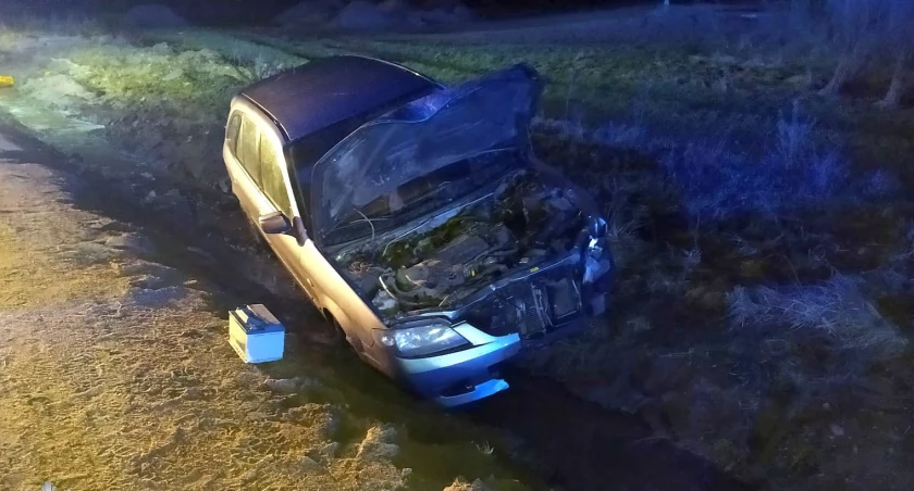 Uderzył w wyspę i wpadł do rowu. Był kompletnie pijany [zdjęcia]