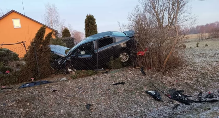 Poważny wypadek podczas wyprzedzania. Jedno auto dachowało, drugie staranowało ogrodzenie [zdjęcia]