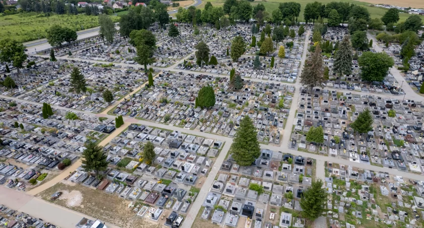 Lampy solarne oświetlą ciechanowski cmentarz?