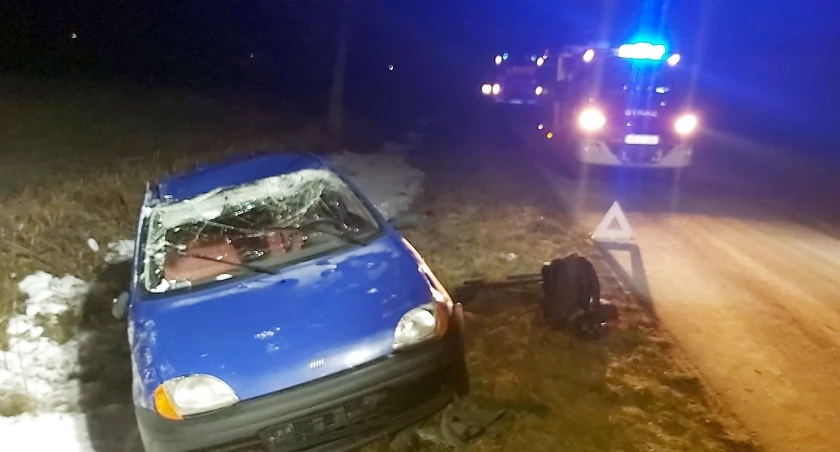 Po dachowaniu zatrzymał się w rowie