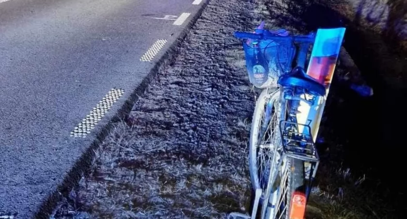 Rowerzysta ranny w wypadku. Jechał bez odblasków i po alkoholu