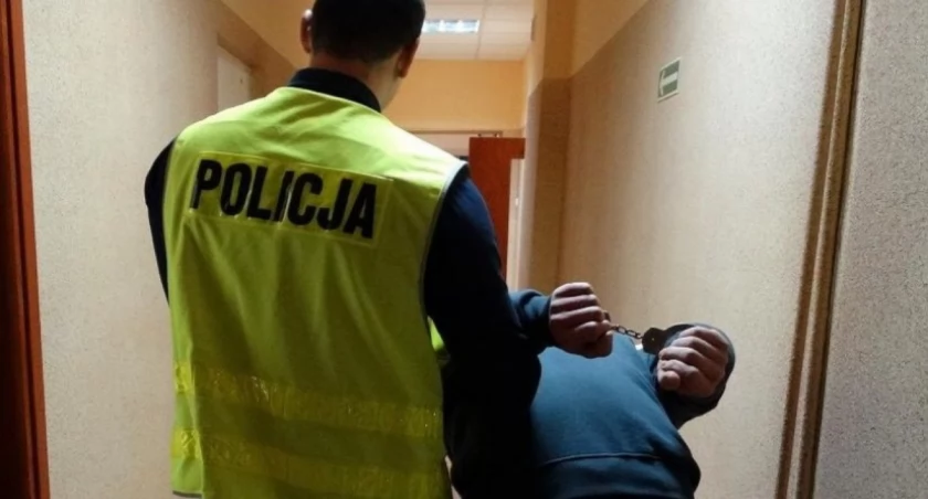 Uciekali przed policją po uszkodzeniu witryny sklepu. Czterech mężczyzn zatrzymanych w Ciechanowie