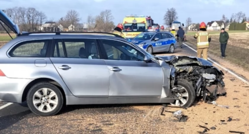 Kierowca bmw uderzył w ciągnik w powiecie ciechanowskim. Był pijany i złamał zakaz [zdjęcia]