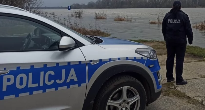 Porzucił auto i wskoczył do rzeki. Pijany kierowca uciekał przed policją