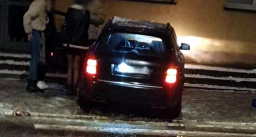 Uderzył w znaki, słup i barierki, zatrzymał się na schodach budynku