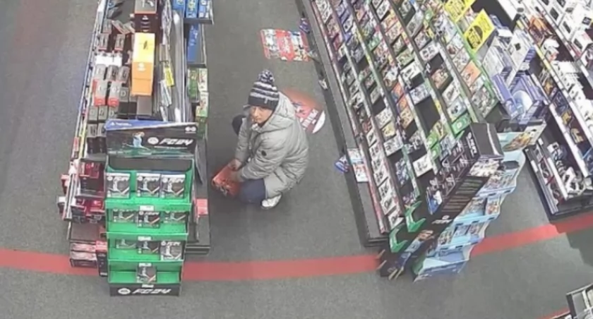 Złodzieje w ciechanowskim markecie. Szuka ich policja [zdjęcia]