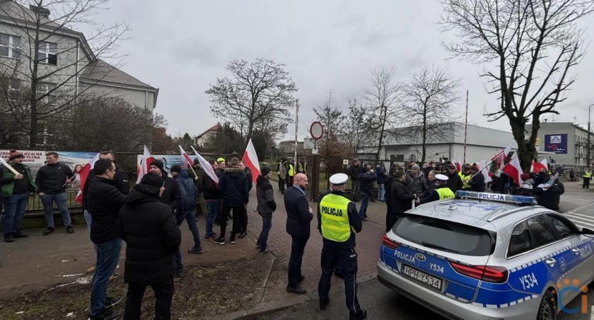 Marszałek Hołownia w Ciechanowie. Pod Krasiniakiem czekają na niego rolnicy [zdjęcia]