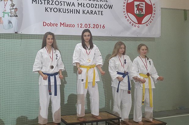 Ciechanowianie ze złotymi medalami Mistrzostw Młodzików karate (zdjęcia)