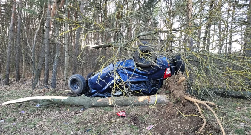 Ranny 60-letni kierowca. Auto dachowało