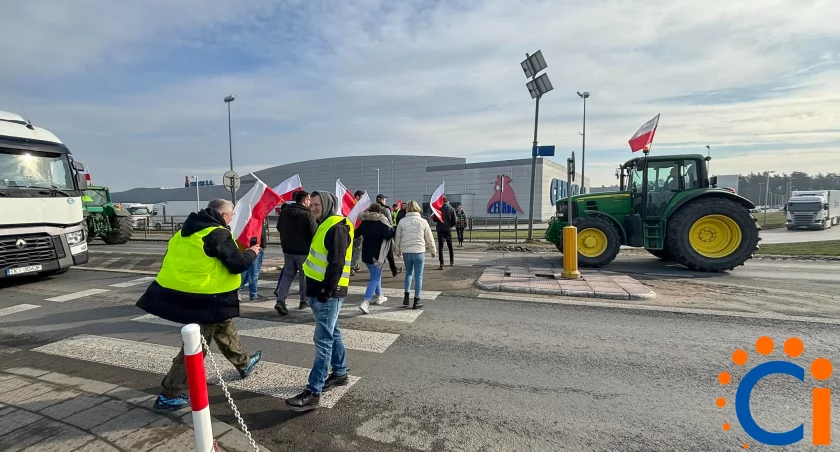 AKTUALIZACJA: Trwa rolniczy protest w okolicy Ciechanowa [zdjęcia]