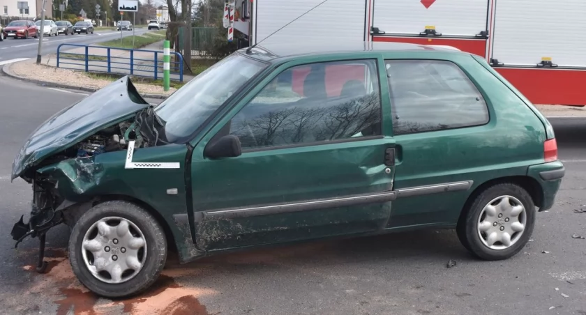 Wypadek na skrzyżowaniu. Ranna kobieta w ciąży i dwoje dzieci [zdjęcia]
