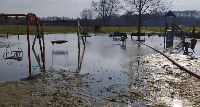 Plac zabaw koło Ciechanowa pod wodą [zdjęcia]
