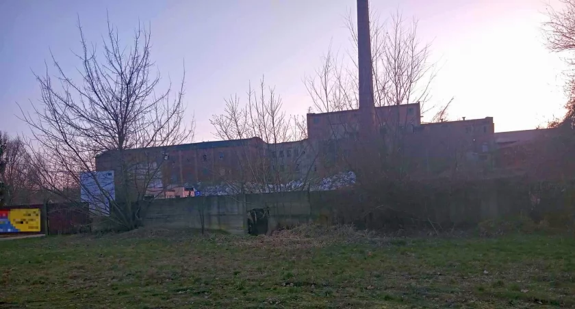 Tragiczne zdarzenie na terenie dawnej cukrowni w Ciechanowie. Zginął młody mężczyzna
