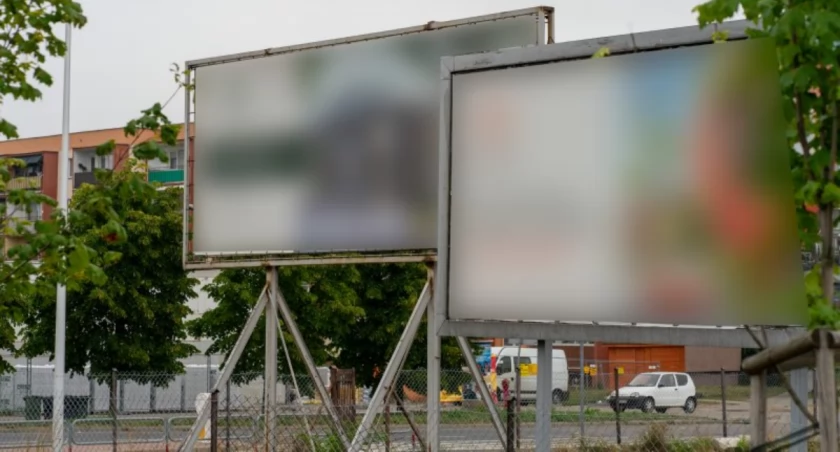 Przestrzegają przepisów, które uchwalili? Zamieszanie wokół banerów wyborczych w Ciechanowie