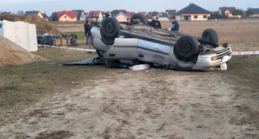 Dachowanie opla. Ranni nastolatkowie [zdjęcia]