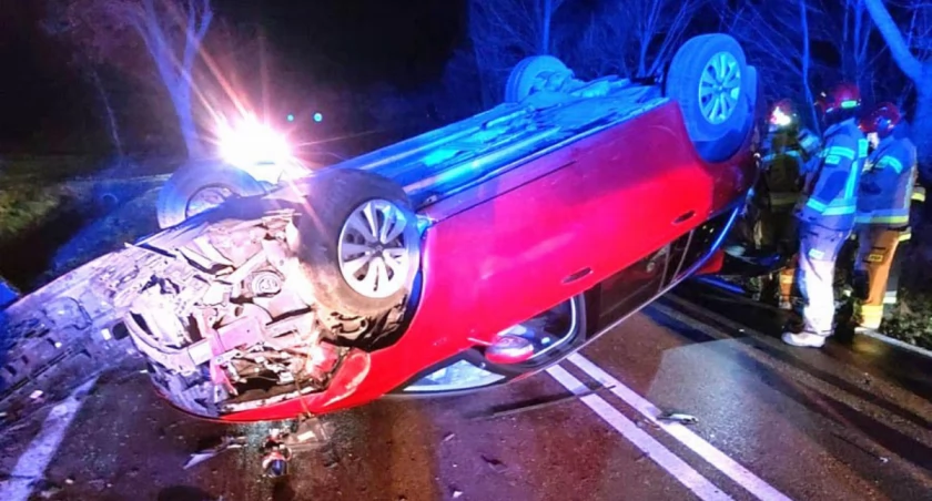 Chciał uniknąć zderzenia z sarną, jego auto dachowało